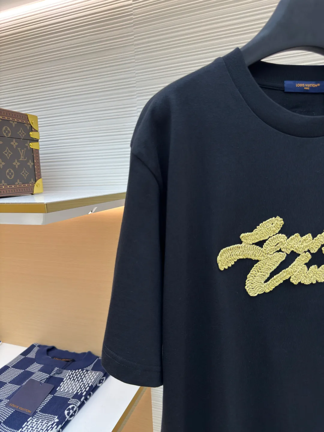 LOUIS VUITTON Raffia letter embroidered short sleeves ●Authentic product: Purchased and developed at 10399 ●Item number: 1680197-A10 ●Material: plain weave high-quality cotton ●Technology: double yarn tensioner thread ●Version: fitted version ●Weight: about 285 grams ●Size: XS-S-M-L ●Description: Clever use of iconic elements like raffia to add a touch of handcrafted flavor to the classic silhouette. Decorated with Louis Vuitton embroidery on the chest and Marque 1.Vuitton Dé 💰osée label on the back. The overall wiring is straight and delicate, the fabric is comfortable and soft, and the color is consistent without color difference. It can be matched with the same style to create a fashionable look and control various occasions. Customized accessories, complete with three standards, same style for men and women!